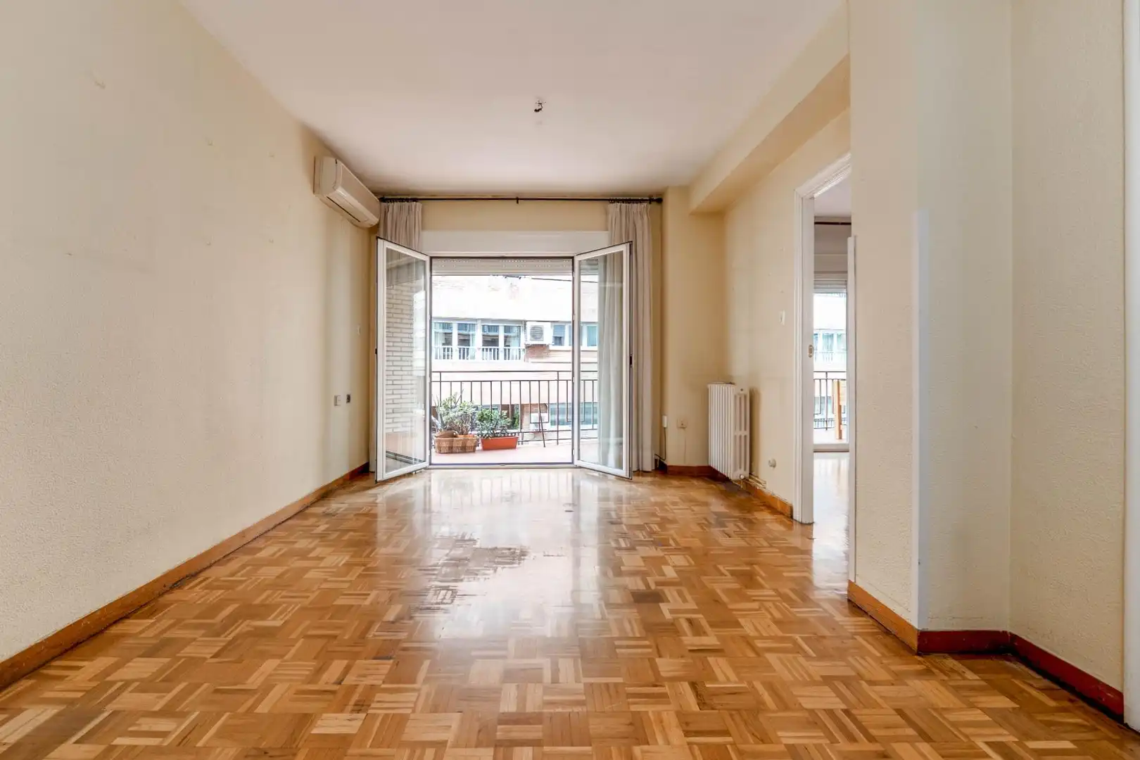 Wohnzimmer von Wohnung zum Verkauf in Granada mit Klimaanlage, Heizung und Terrasse