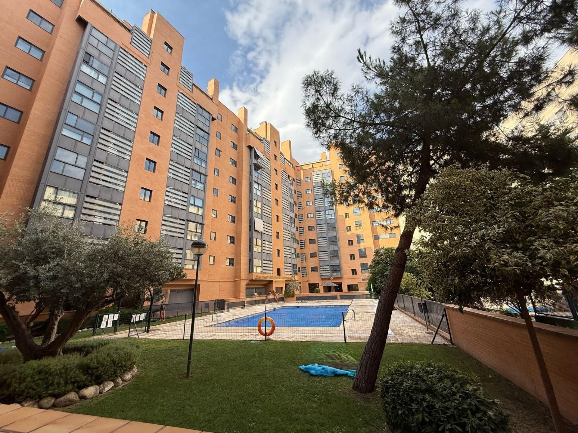 Vista exterior de Apartament de lloguer en  Madrid Capital amb Aire condicionat, Calefacció i Jardí privat