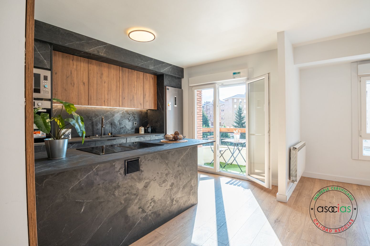 Cocina de Piso en venta en Oviedo  con Calefacción, Terraza y Trastero