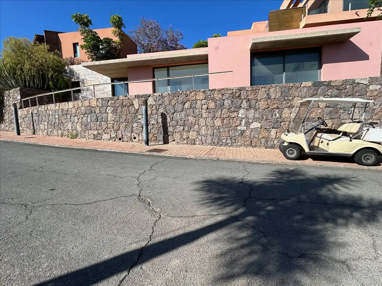 Vista exterior de Casa o xalet en venda en San Bartolomé de Tirajana amb Aire condicionat, Jardí privat i Parquet