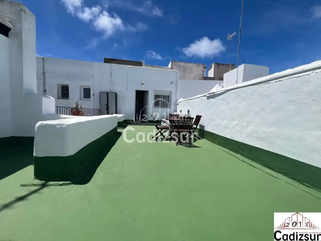 Vista exterior de Àtic en venda en Cádiz amb Aire condicionat, Terrassa i Moblat