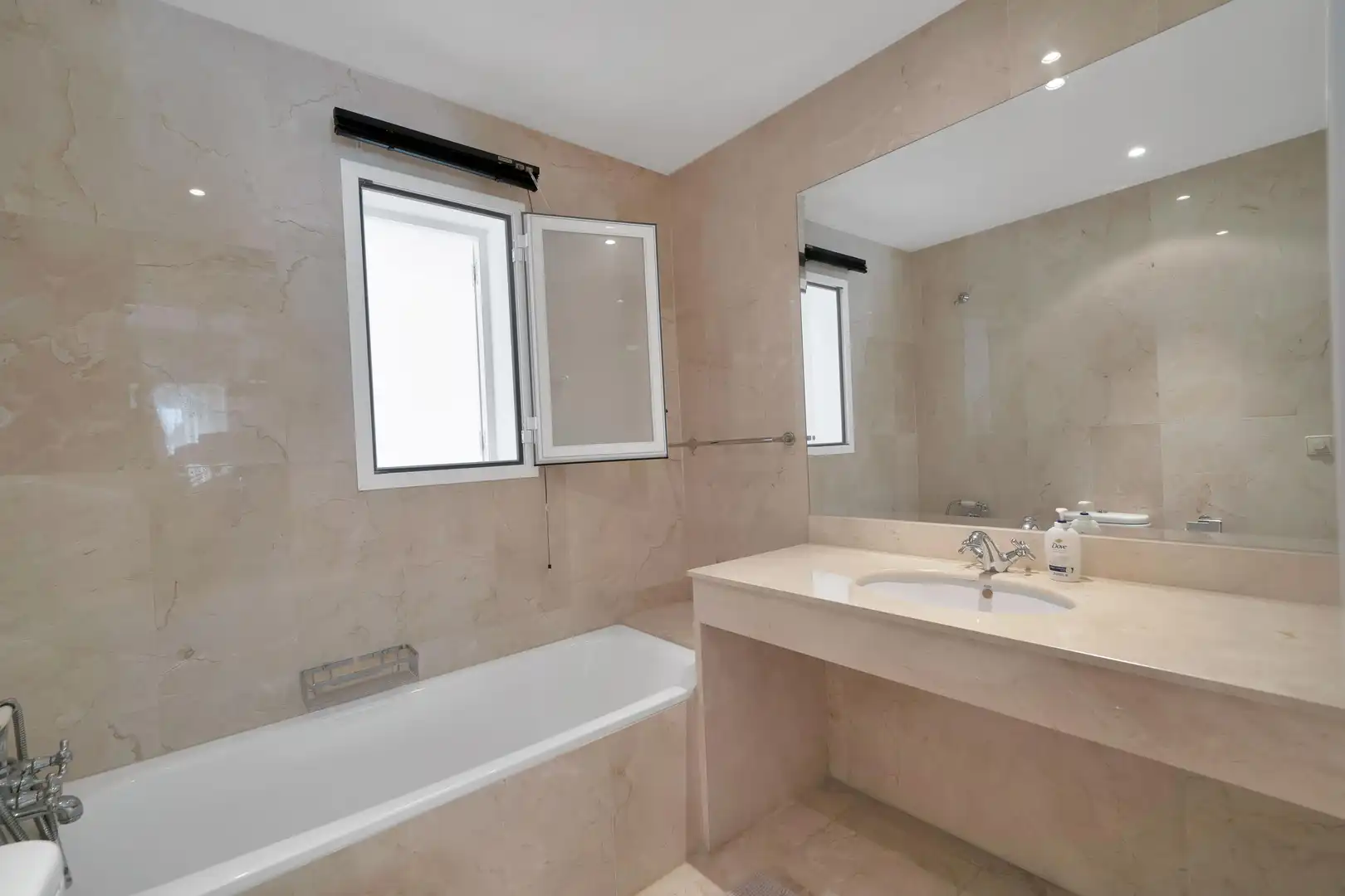 Bany de Casa o xalet de lloguer en Estepona amb Aire condicionat, Calefacció i Jardí privat