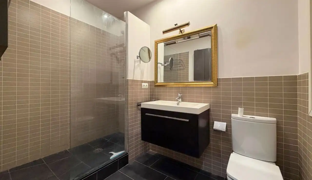 Badezimmer von Wohnung zum Verkauf in Barcelona mit Balkon