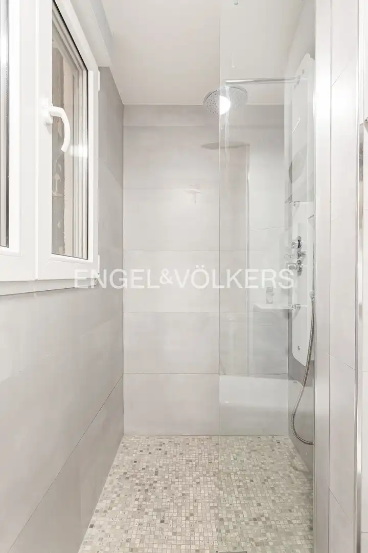 Bathroom of Flat for rent in Madrid  with Air Conditioner, Heating and Balcony