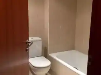 Badezimmer von Wohnung zur Miete in Aisa mit Parkett, Abstellraum und Möbliert