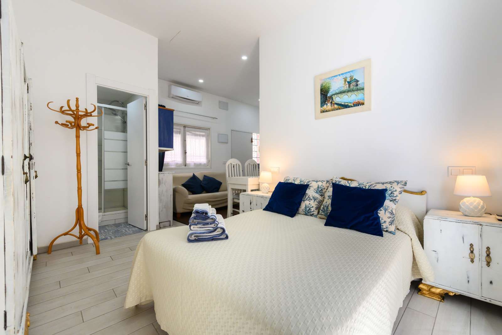 Bedroom of Study to share in  Madrid Capital  with Air Conditioner and Terrace