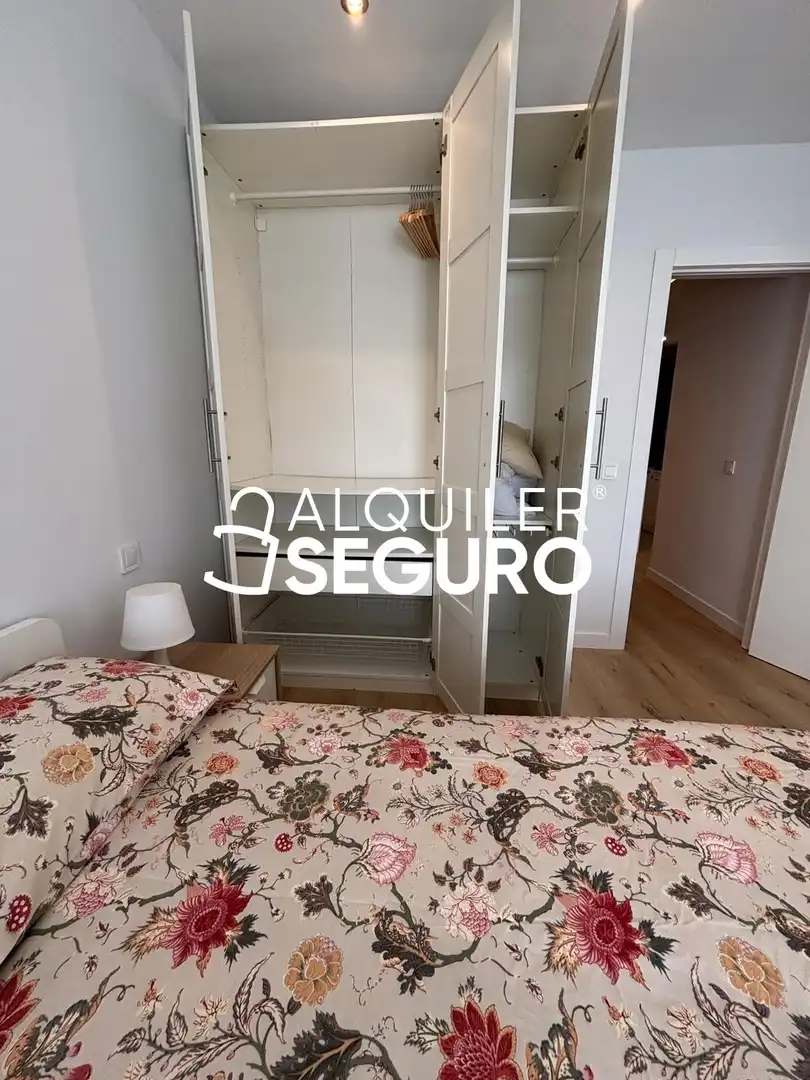 Schlafzimmer von Wohnung zur Miete in Madrid mit Klimaanlage, Heizung und Möbliert
