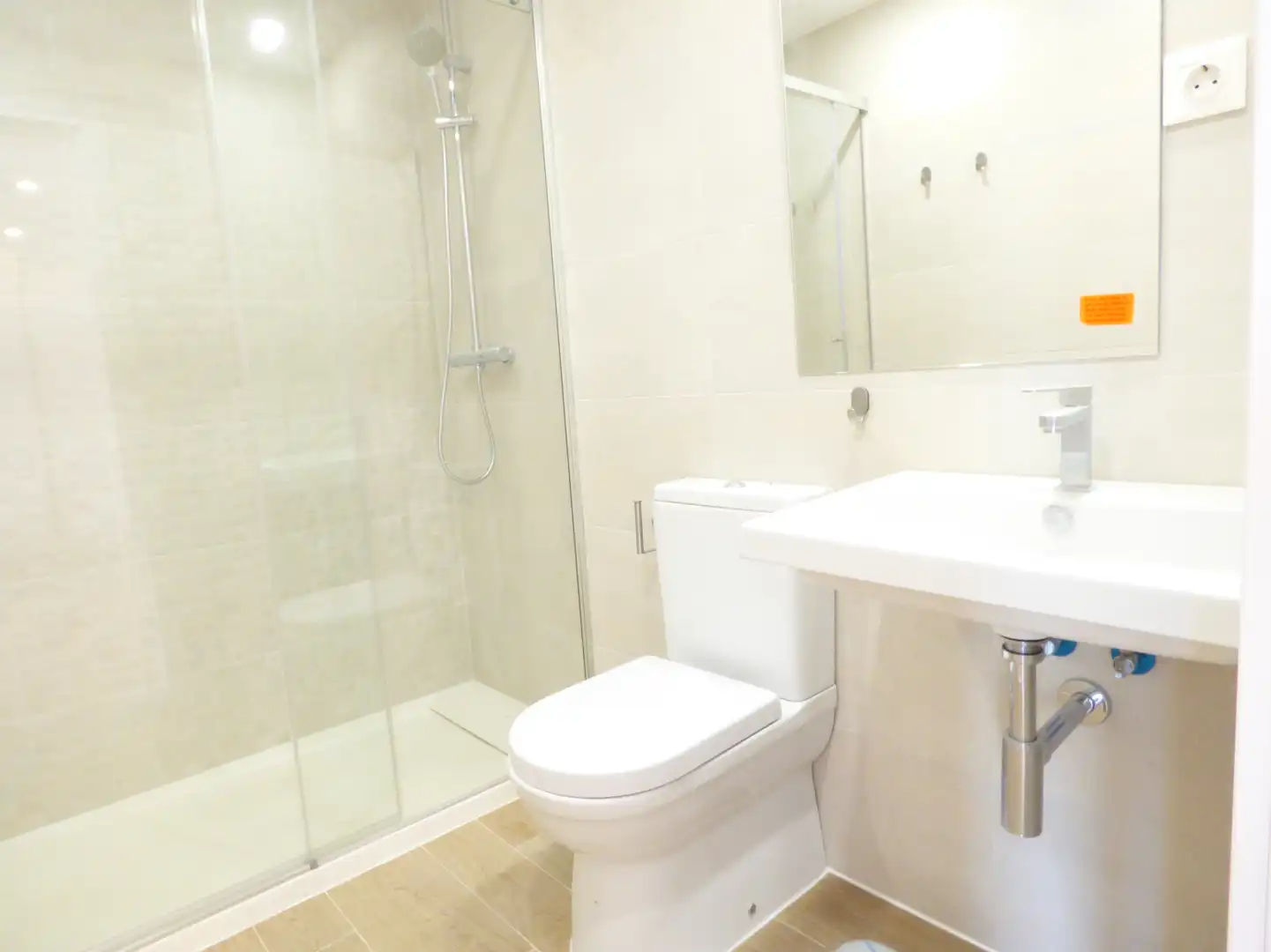 Bathroom of Flat for rent in Madrid  with Air Conditioner, Heating and Private garden