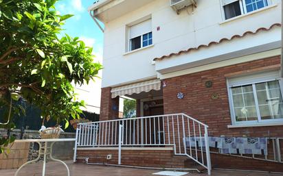 Vista exterior de Casa adosada en venda en Calafell amb Aire condicionat, Terrassa i Balcó