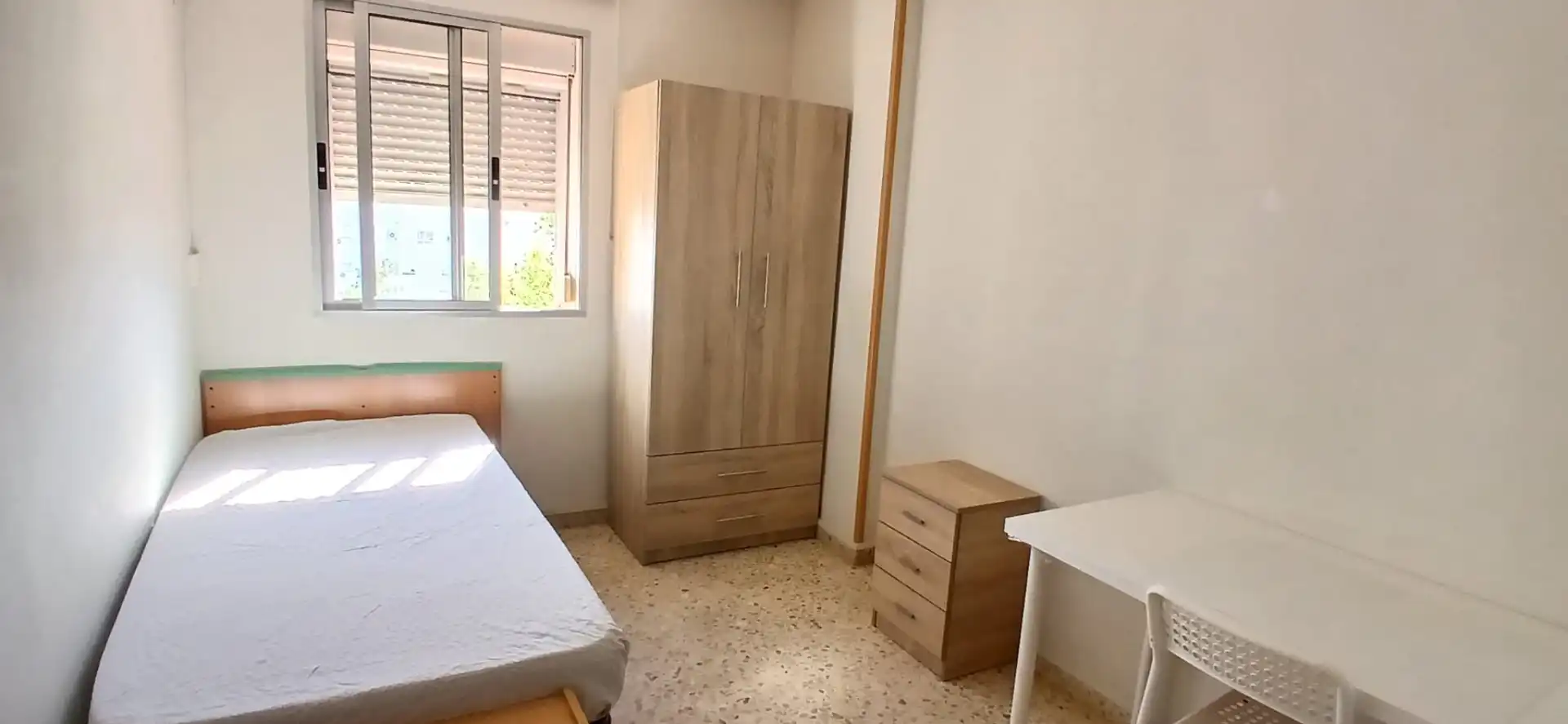 Habitación de Piso de alquiler en Sevilla con Aire acondicionado, Amueblado y Lavadora