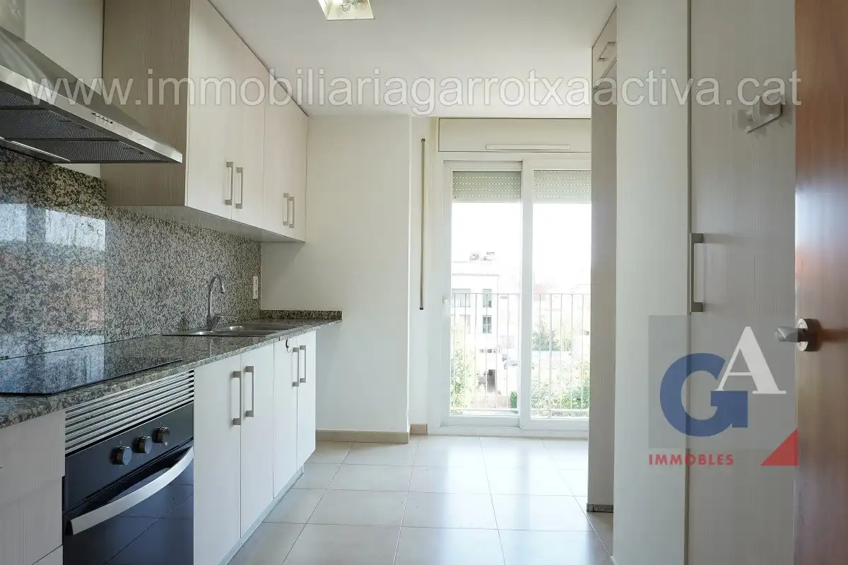 Cuina de Dúplex en venda en Olot amb Calefacció, Terrassa i Balcó