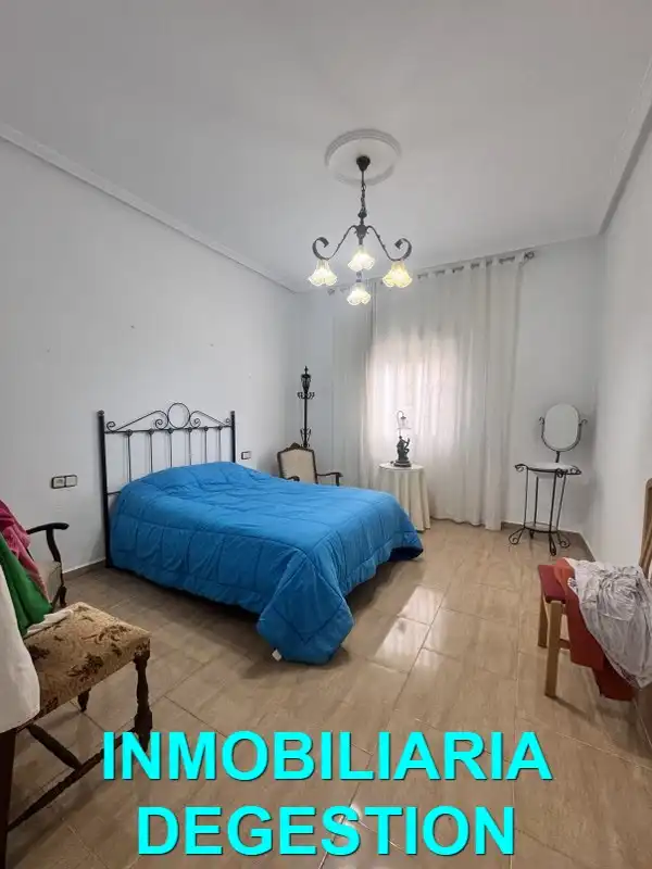 Dormitori de Casa o xalet en venda en Linares amb Aire condicionat, Jardí privat i Terrassa