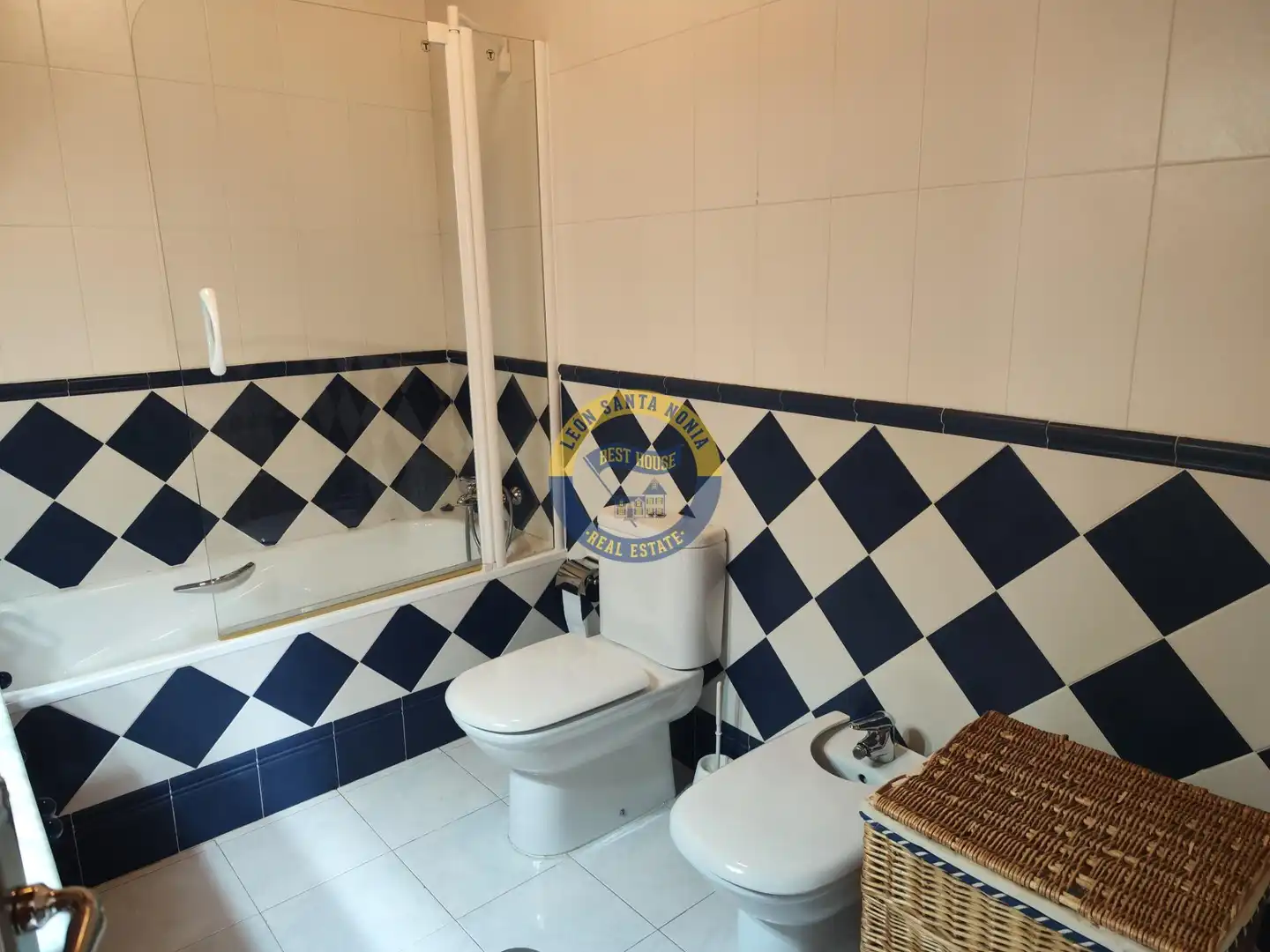 Bathroom of Houses for sale in Villaquilambre  with Heating, Private garden and Terrace