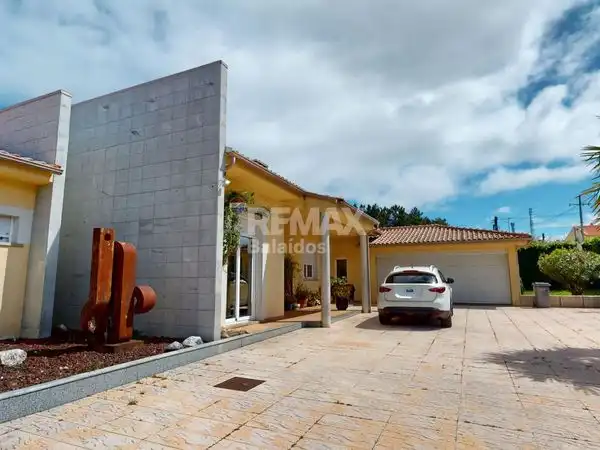 Vista exterior de Casa o xalet en venda en A Cañiza   amb Calefacció, Jardí privat i Terrassa
