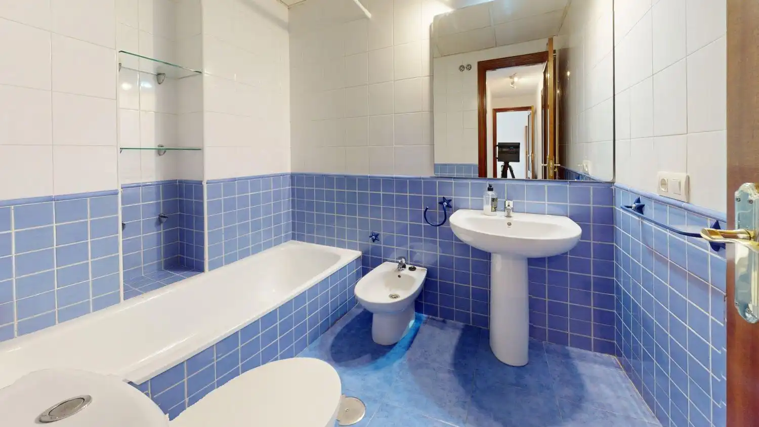 Bathroom of Flat for sale in Sevilla  with Air Conditioner and Storage room