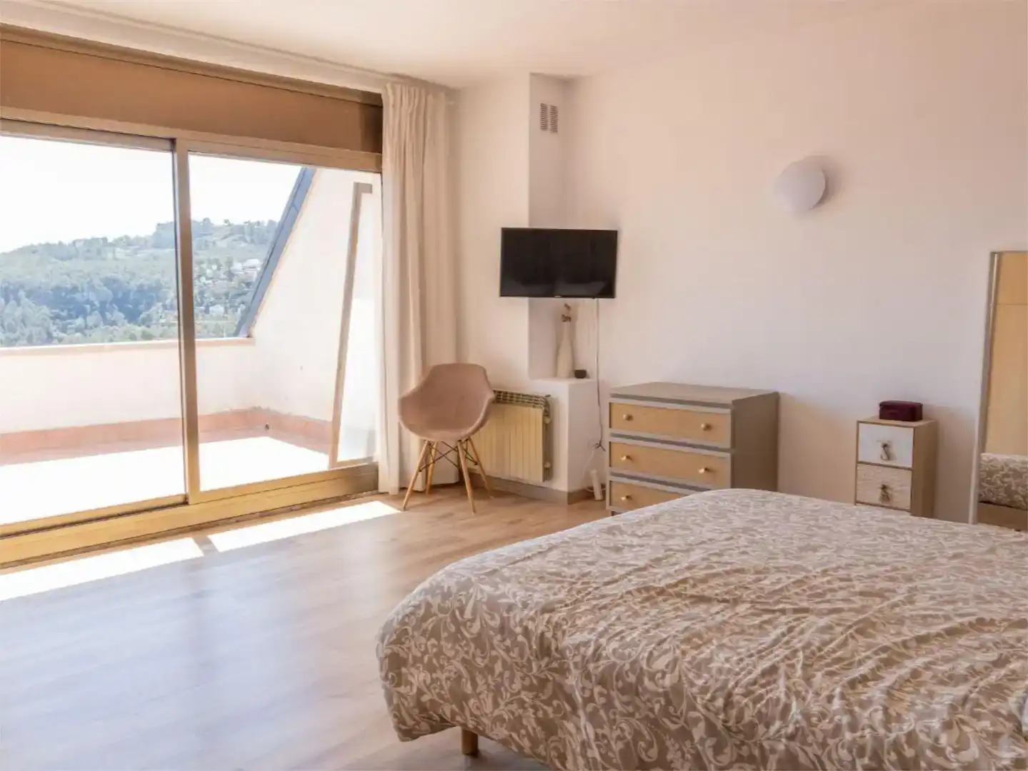 Dormitori de Casa o xalet en venda en Corbera de Llobregat amb Piscina i Balcó