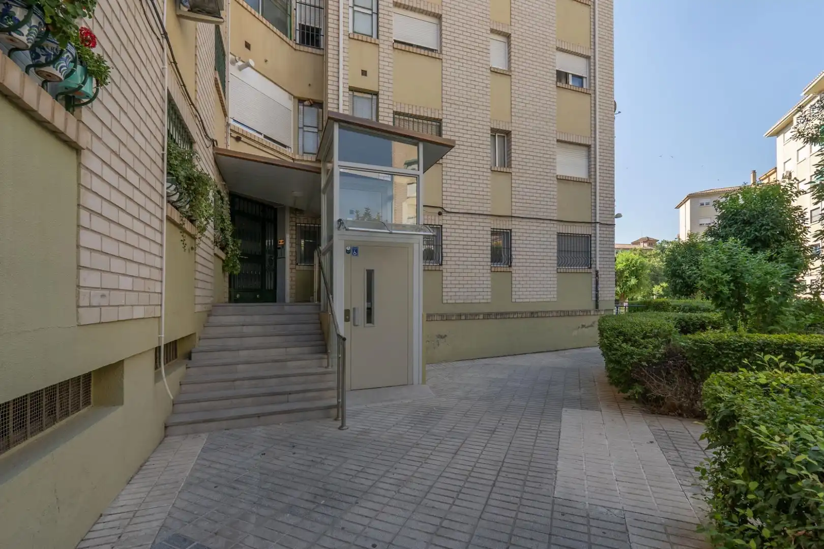 Exterior view of Flat for sale in Granada  with Air Conditioner, Terrace and Alarm