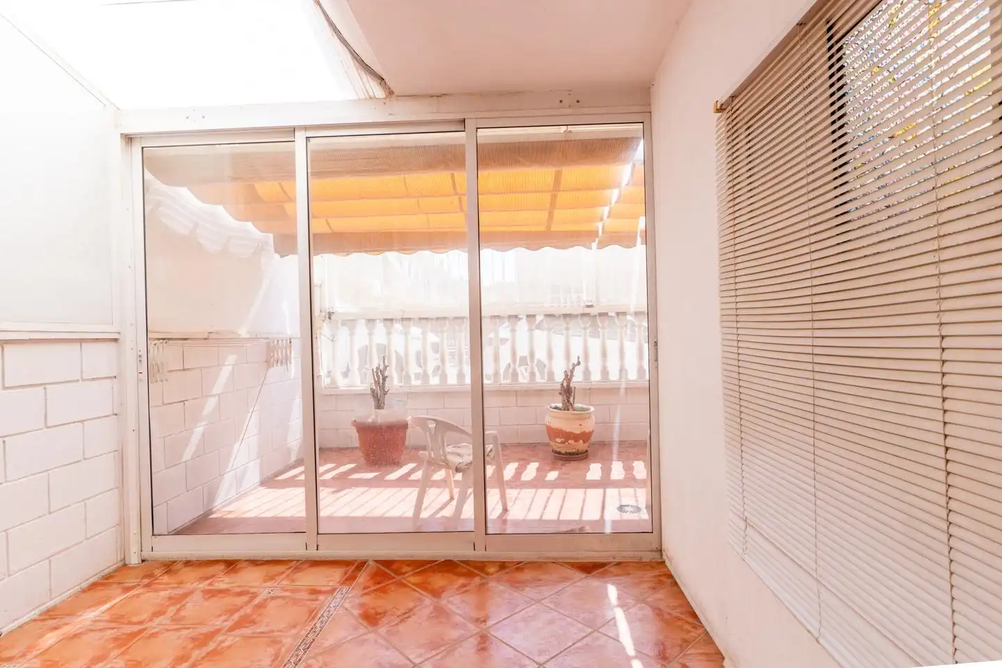 Terrasse von Einfamilien-Reihenhaus zum Verkauf in Santa Pola mit Klimaanlage, Privatgarten und Terrasse