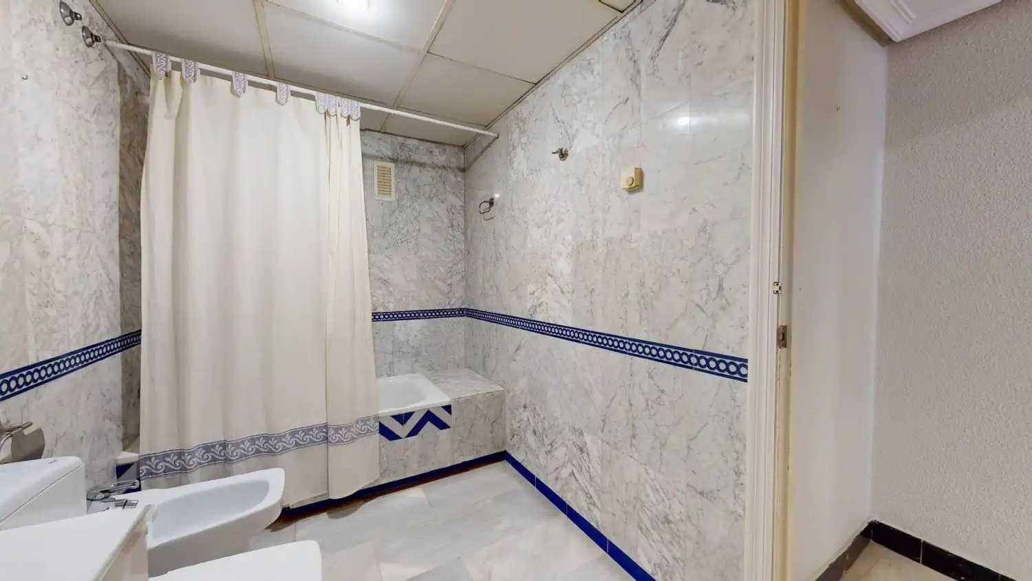 Badezimmer von Wohnung zum Verkauf in San Juan de Aznalfarache mit Klimaanlage, Heizung und Abstellraum