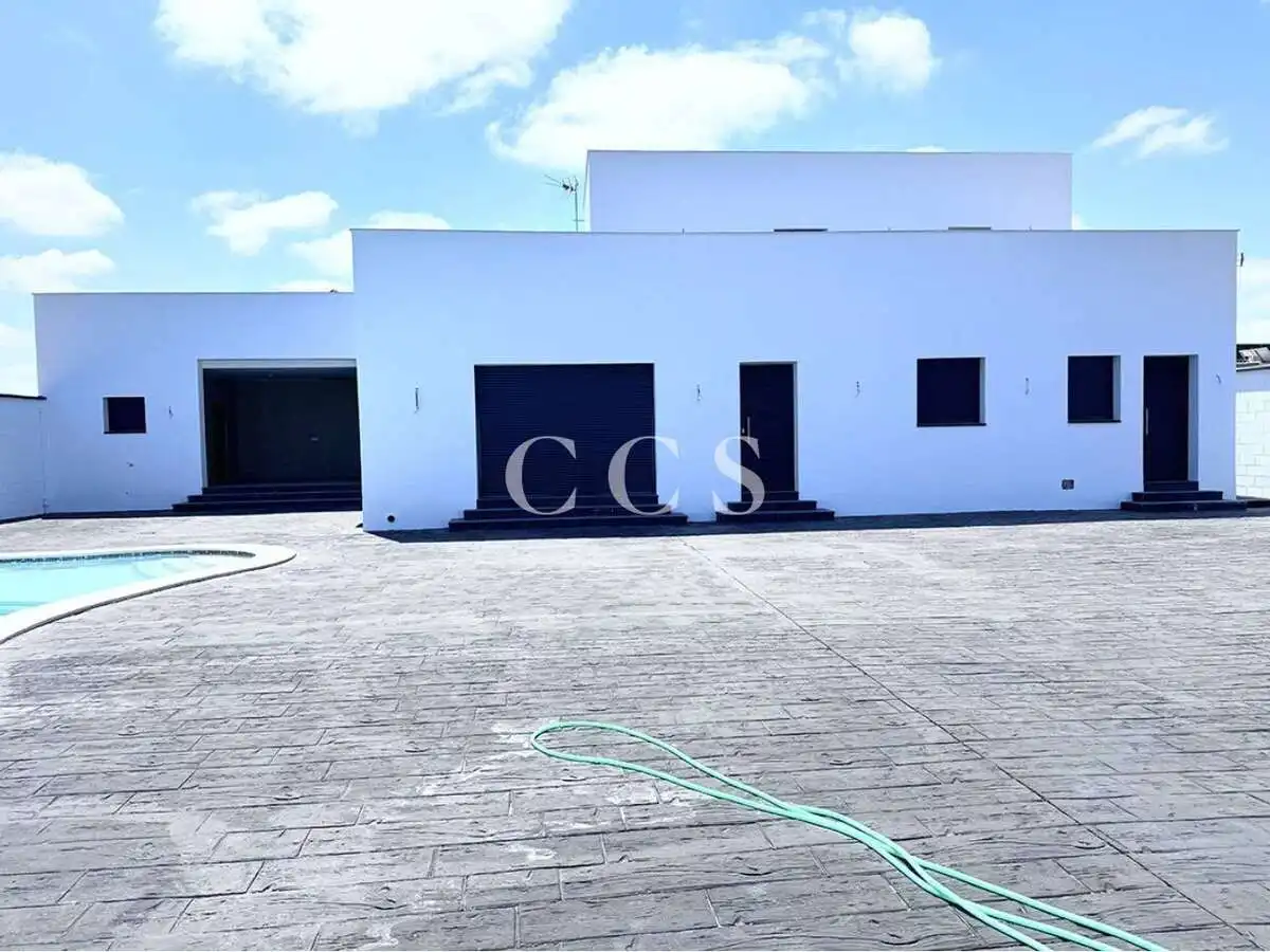 Vista exterior de Casa o xalet en venda en Dos Hermanas amb Terrassa i Piscina