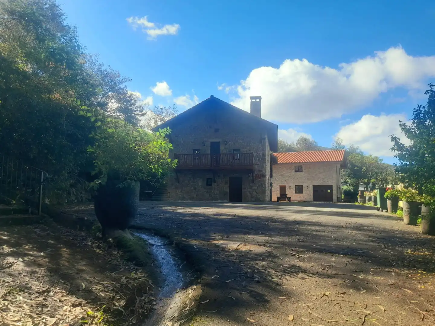 Vista exterior de Casa o xalet en venda en Villacarriedo amb Calefacció i Moblat