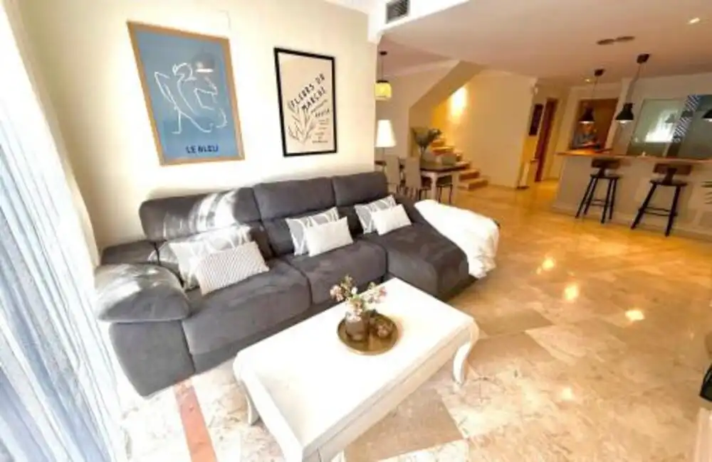 Sala d'estar de Dúplex de lloguer en Marbella amb Aire condicionat, Terrassa i Piscina