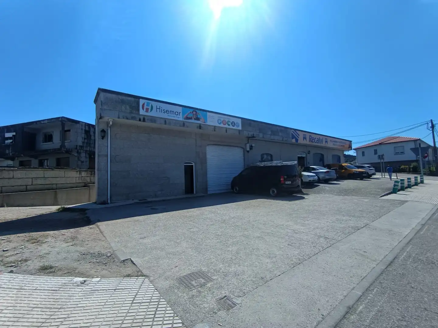 Vista exterior de Nau industrial en venda en Sanxenxo