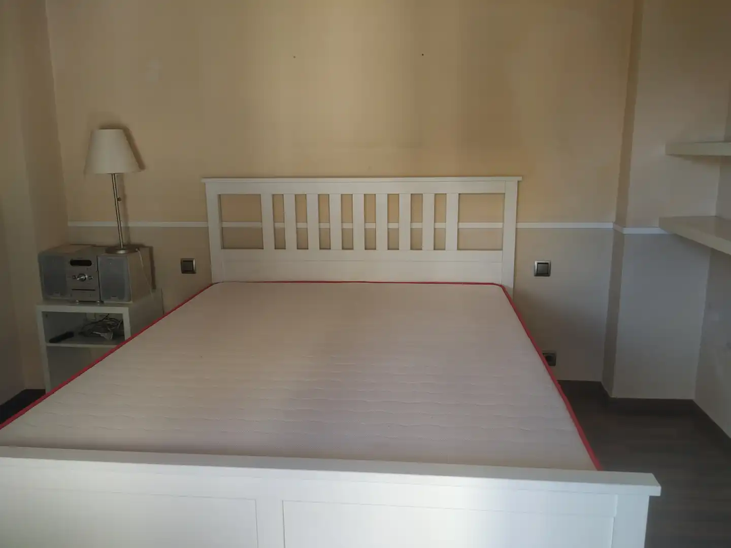 Schlafzimmer von Dachboden zur Miete in Barcelona mit Heizung, Ofen und Balkon