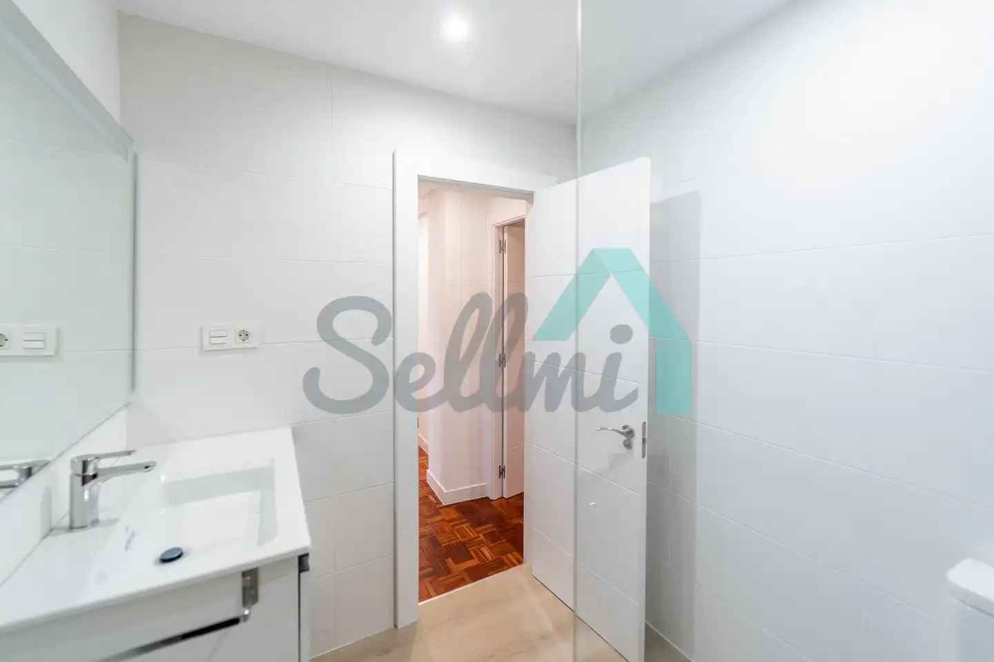 Bathroom of Flat for sale in Oviedo   with Heating, Parquet flooring and Storage room