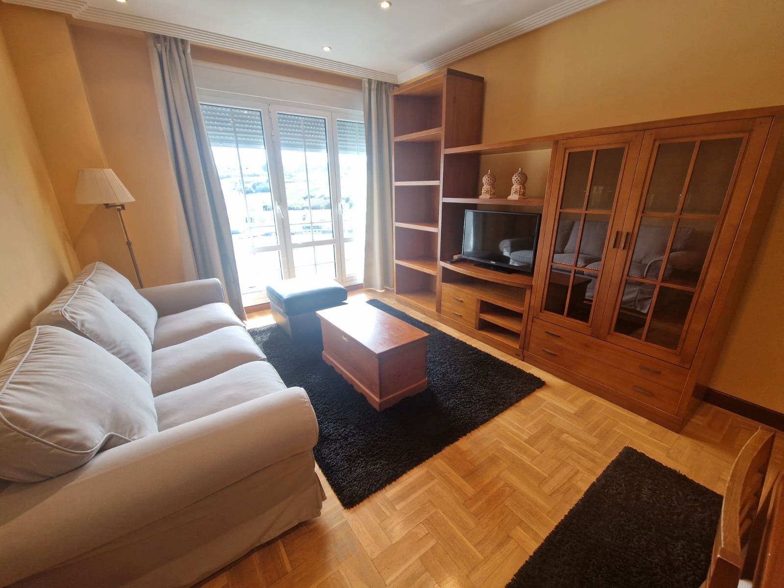 Living room of Flat to rent in Avilés  with Heating, Parquet flooring and Storage room