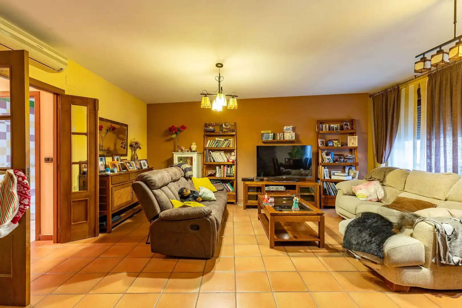 Sala d'estar de Casa adosada en venda en Villanueva de la Vera amb Aire condicionat i Calefacció