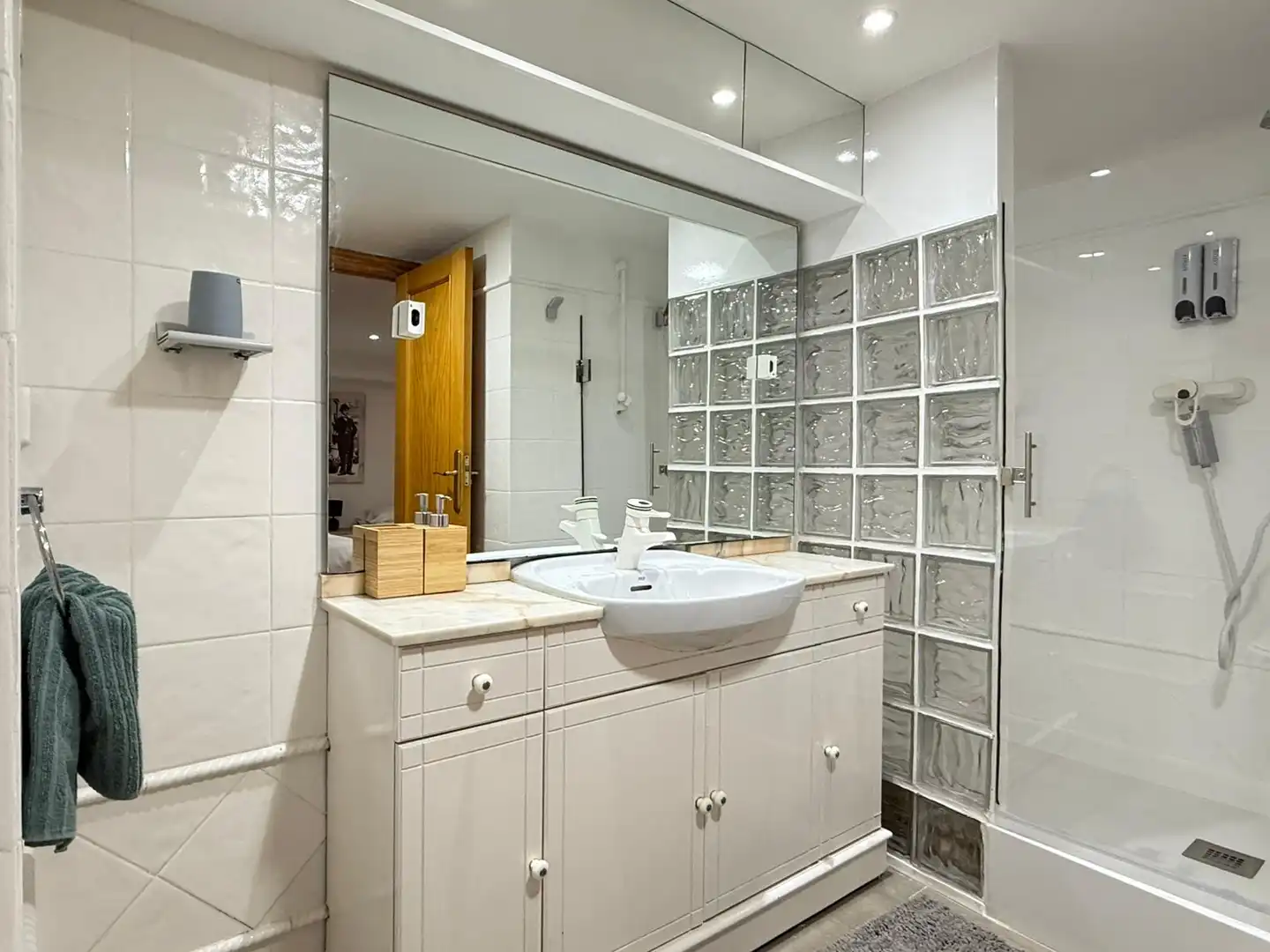Baño de Piso en venta en Valencia con Aire acondicionado, Terraza y Amueblado