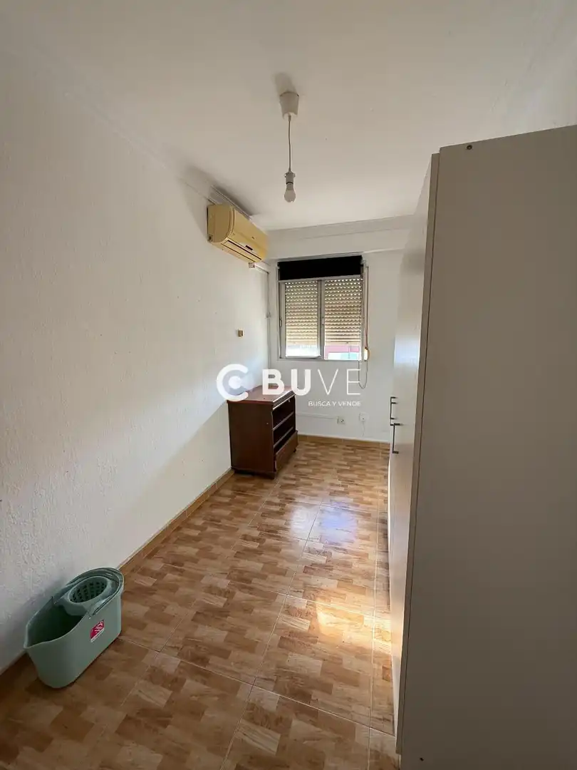 Bedroom of Flat for sale in Sevilla  with Air Conditioner and Storage room