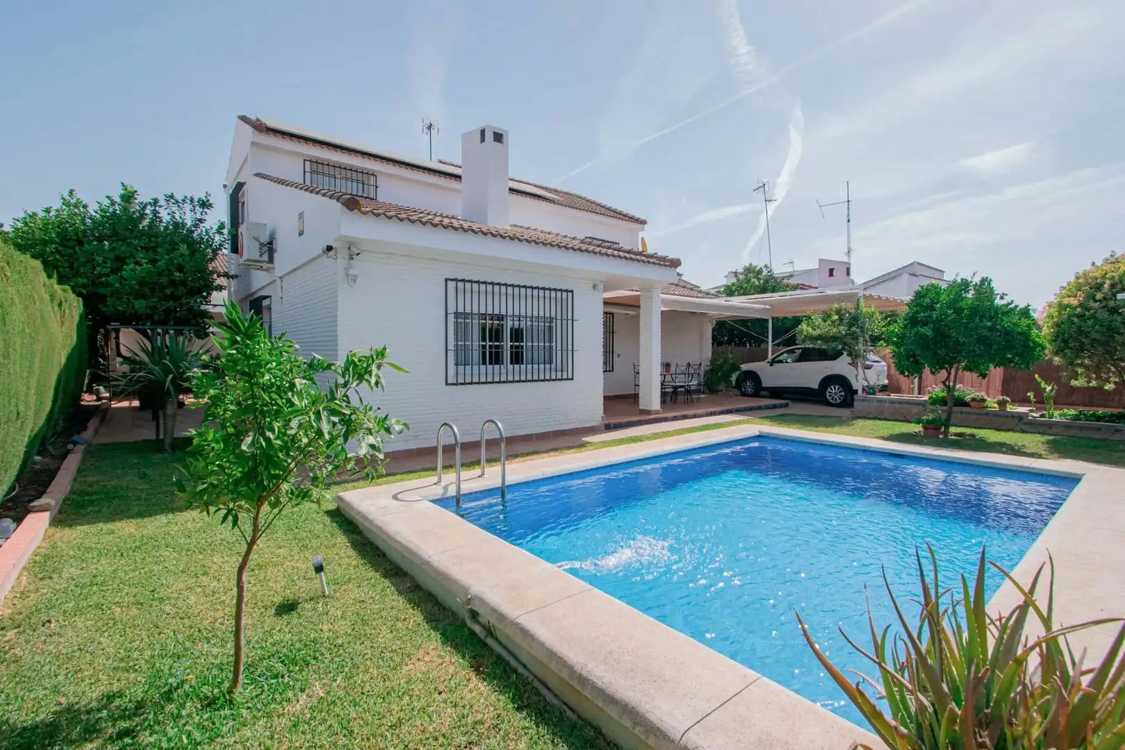 Vista exterior de Casa o xalet en venda en Gines amb Aire condicionat, Calefacció i Jardí privat