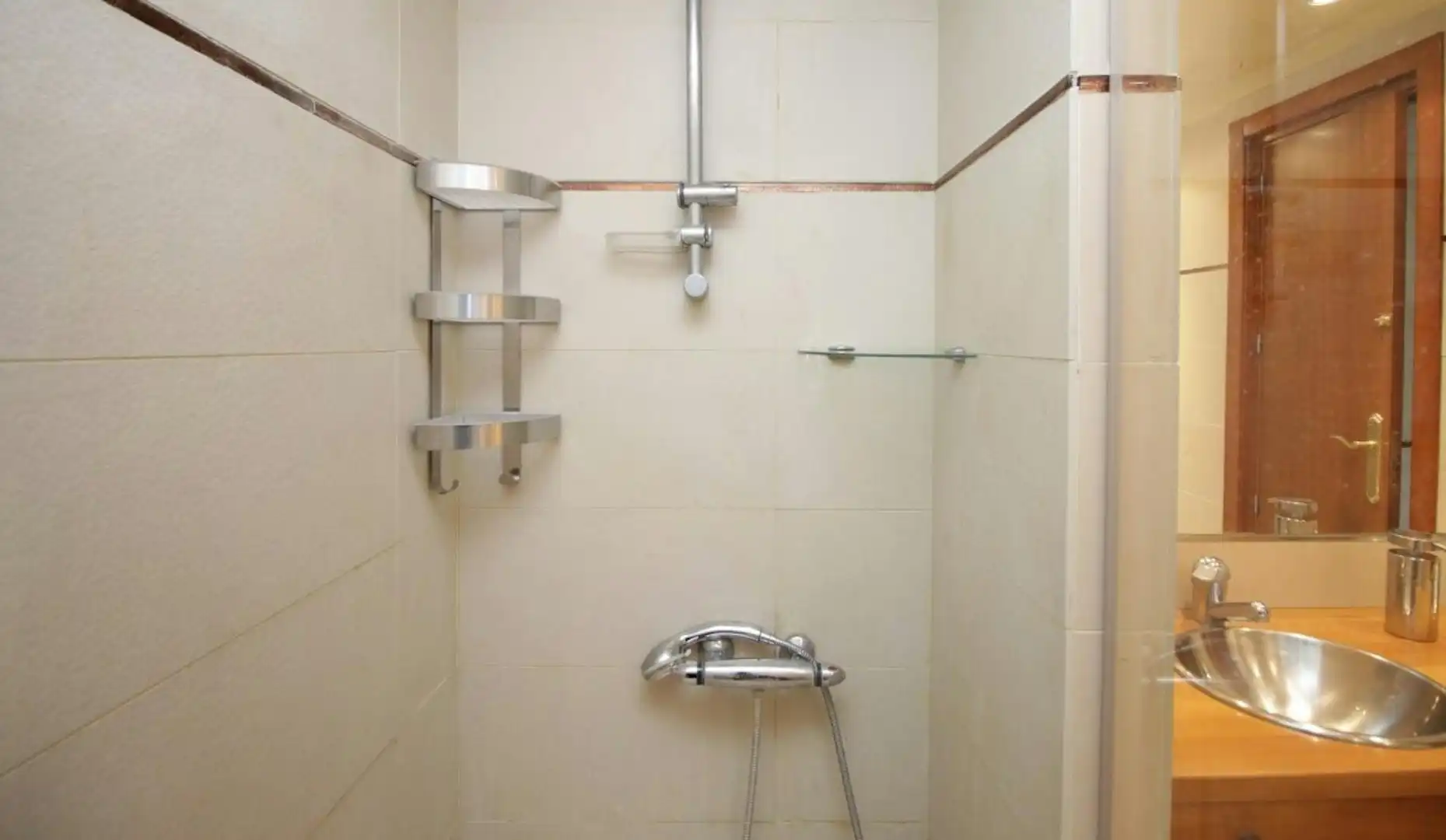 Bathroom of Flat for share in Barcelona  with Furnished and Washing machine
