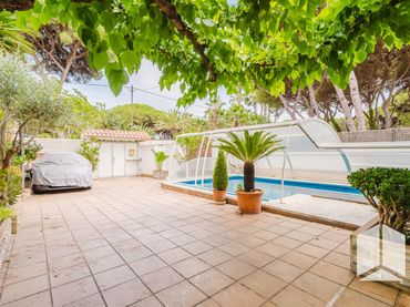 Casa con piscina en venta en Carrer 19