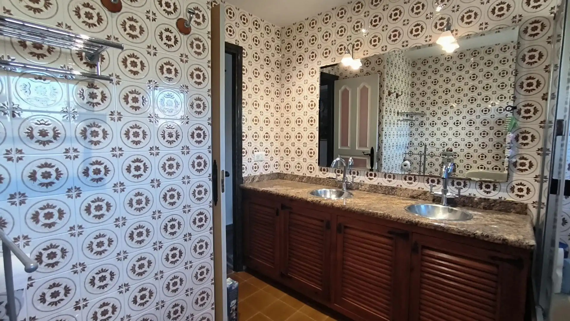 Bathroom of Houses for sale in El Castell de Guadalest  with Air Conditioner, Heating and Terrace