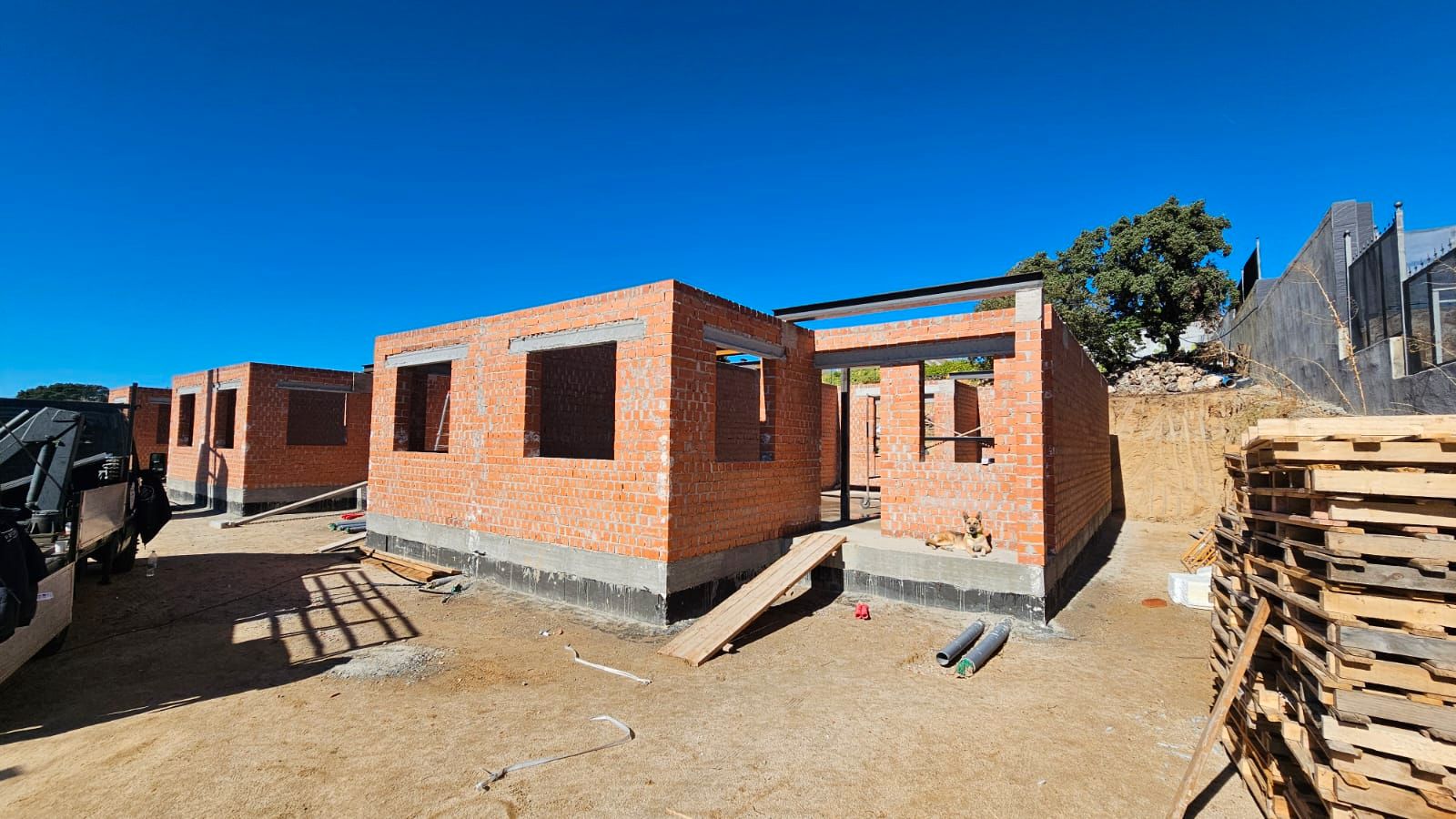 Exterior view of Single-family semi-detached for sale in Sevilla la Nueva  with Air Conditioner, Heating and Private garden