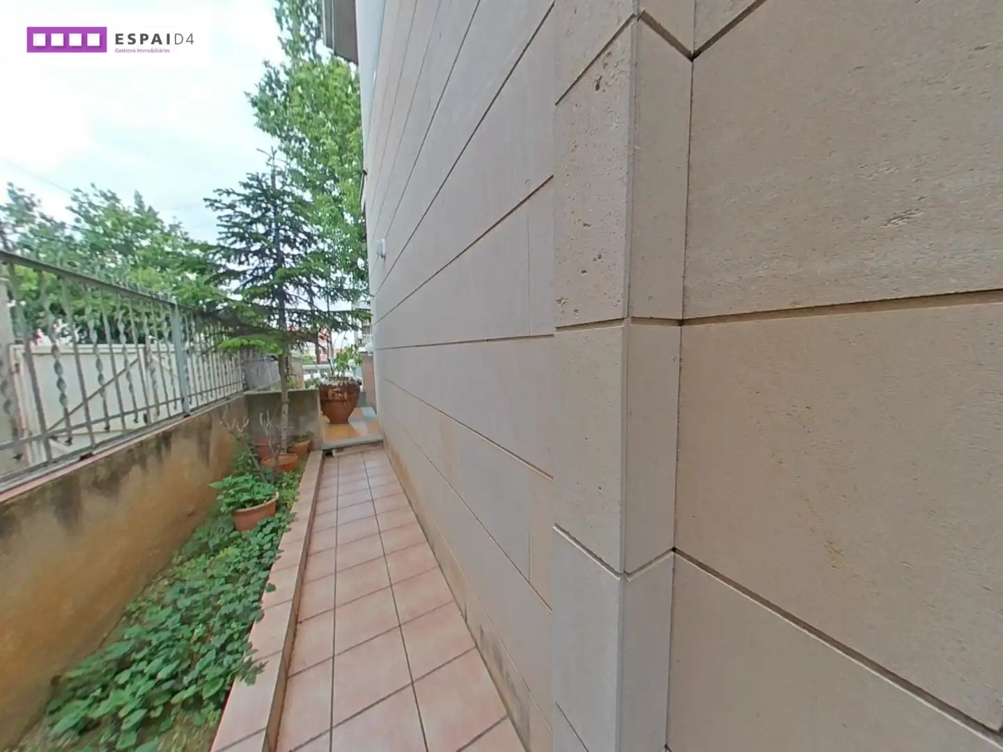 Vista exterior de Casa o xalet en venda en Cerdanyola del Vallès amb Aire condicionat, Calefacció i Jardí privat