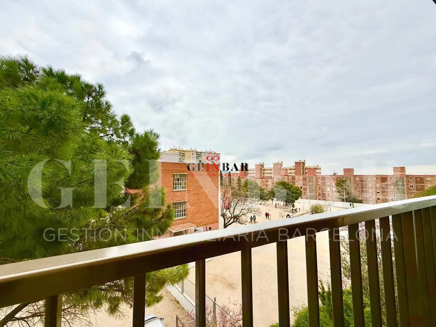 Vista exterior de Piso en venta en L'Hospitalet de Llobregat con Aire acondicionado, Calefacción y Terraza