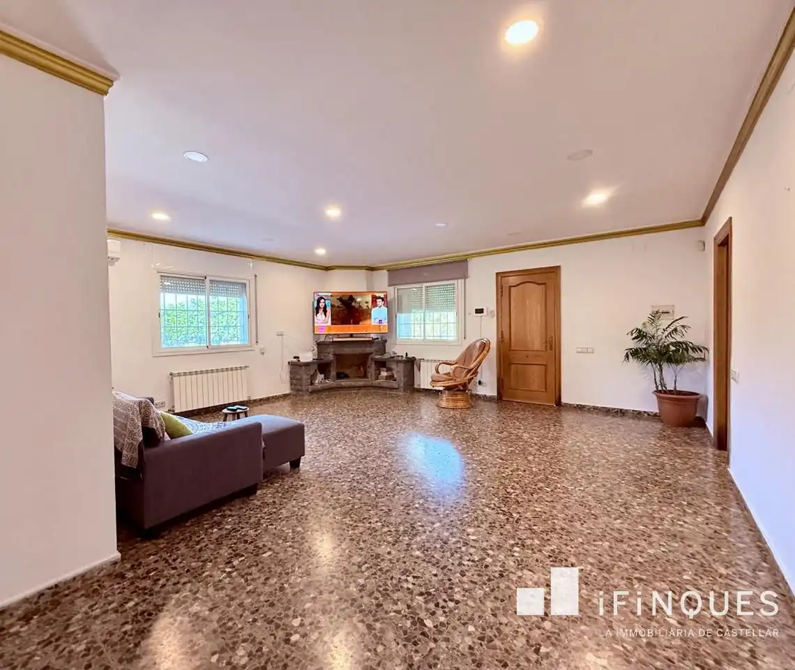 Sala d'estar de Finca rústica en venda en Castellar del Vallès amb Aire condicionat, Jardí privat i Terrassa