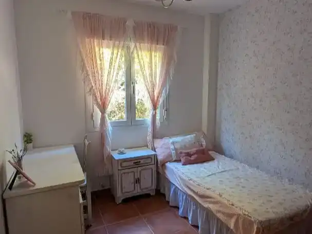 Habitación de Casa o chalet para compartir en Chiloeches con Piscina y Amueblado