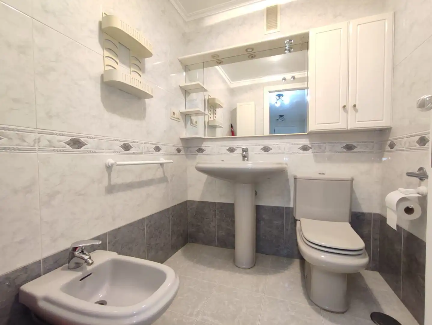 Badezimmer von Wohnung zur Miete in Gijón  mit Heizung, Parkett und Abstellraum