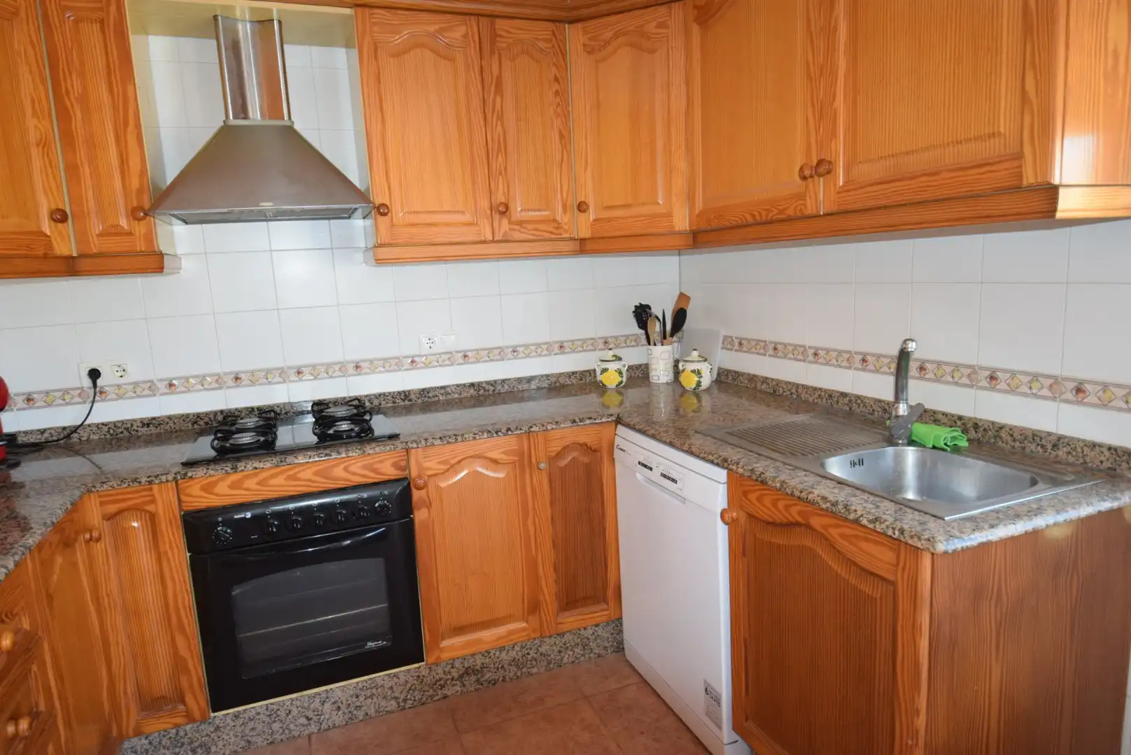 Cuina de Casa o xalet en venda en Guardamar del Segura amb Aire condicionat, Terrassa i Traster