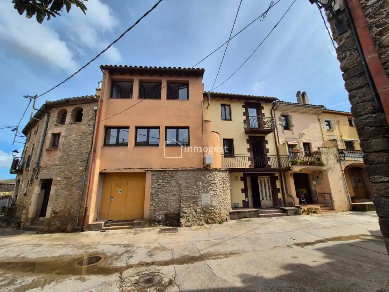Außenansicht von Wohnung zum Verkauf in Flaçà mit Klimaanlage, Heizung und Privatgarten