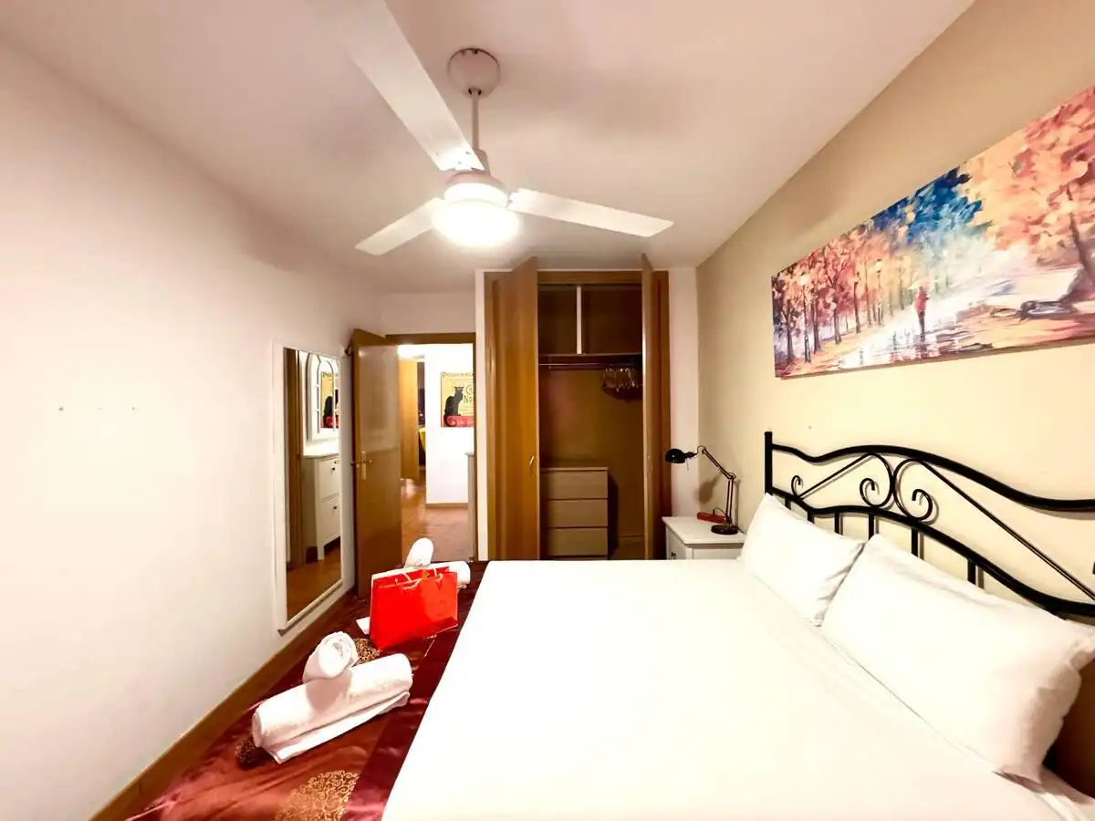 Schlafzimmer von Wohnung zur Miete in Madrid mit Klimaanlage, Heizung und Möbliert