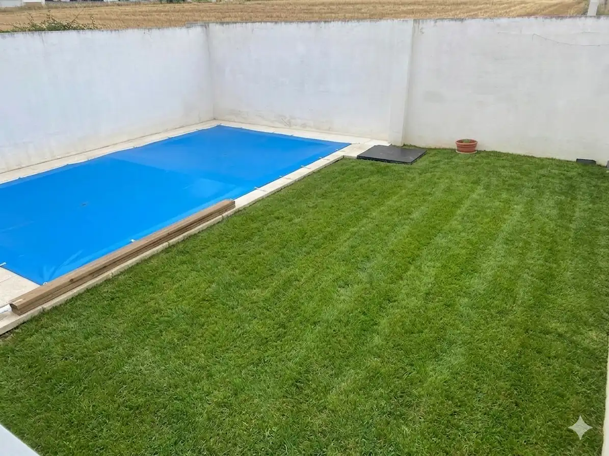 Piscina de Casa adosada en venta en Poblete con Aire acondicionado, Calefacción y Jardín privado