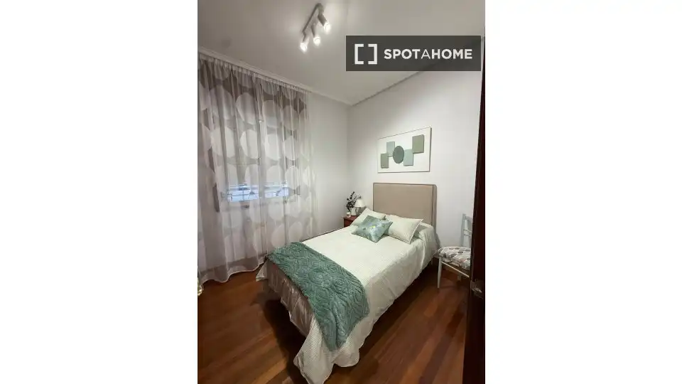 Dormitori de Apartament per a compartir en Bilbao  amb Aire condicionat, Terrassa i Moblat
