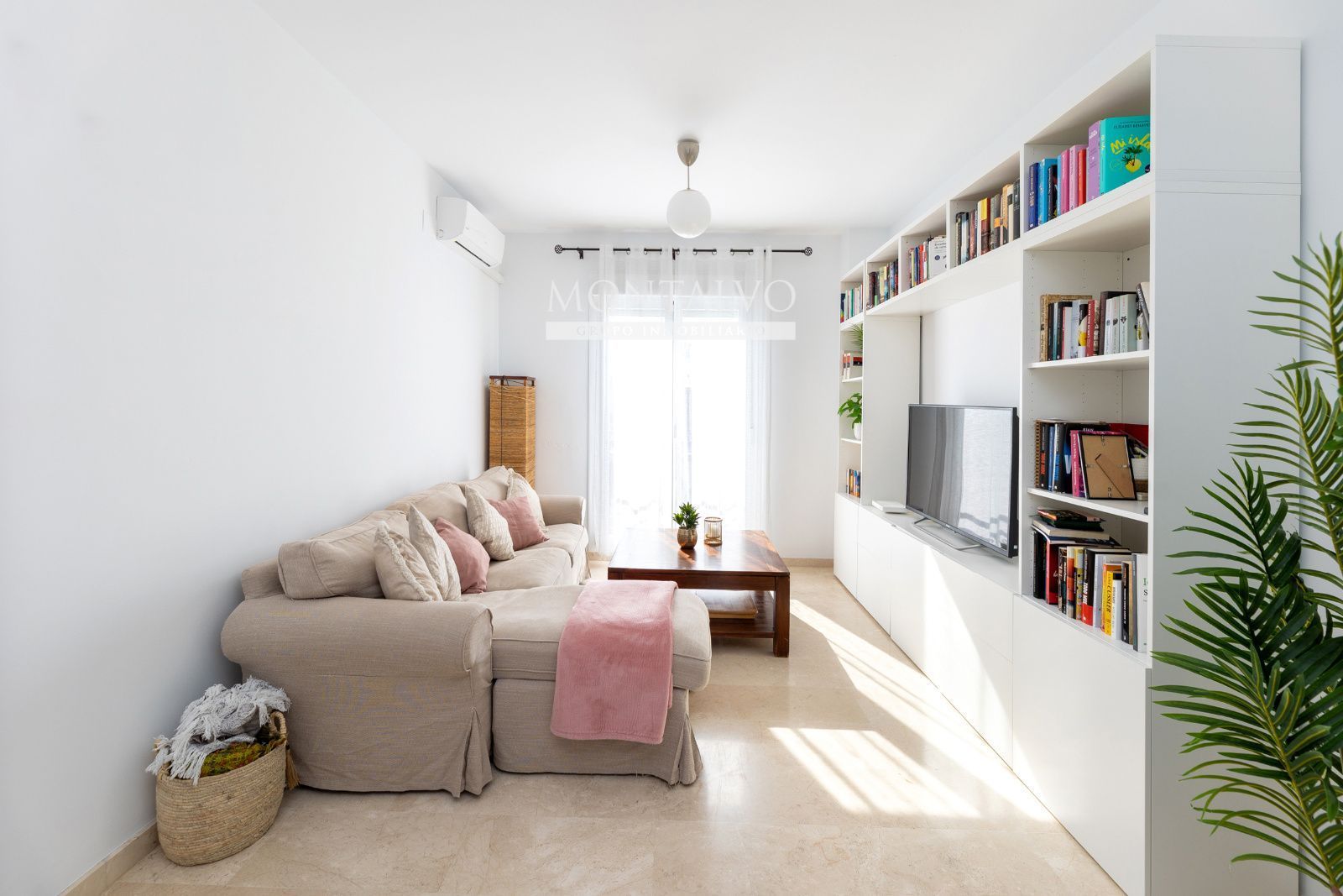 Living room of Flat for sale in Atarfe  with Air Conditioner, Terrace and Storage room