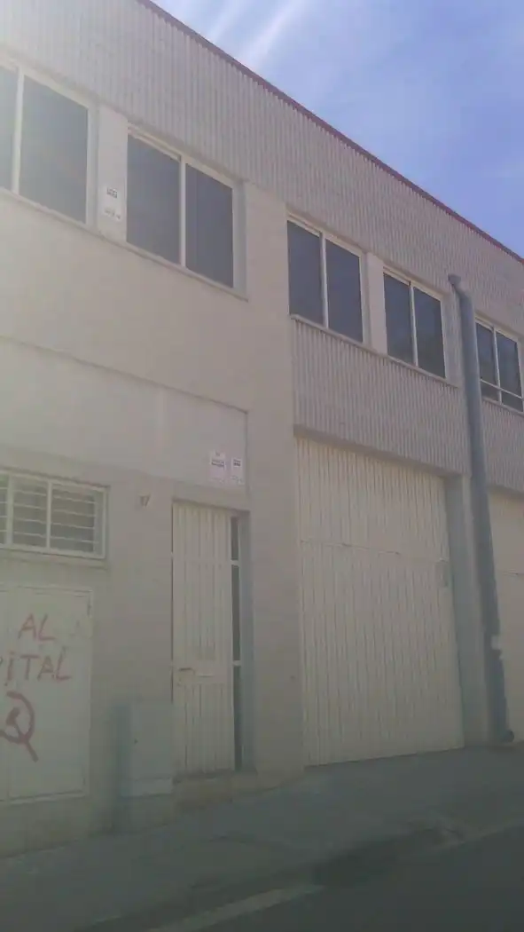 Außenansicht von Fabrikhallen zur Miete in Teià
